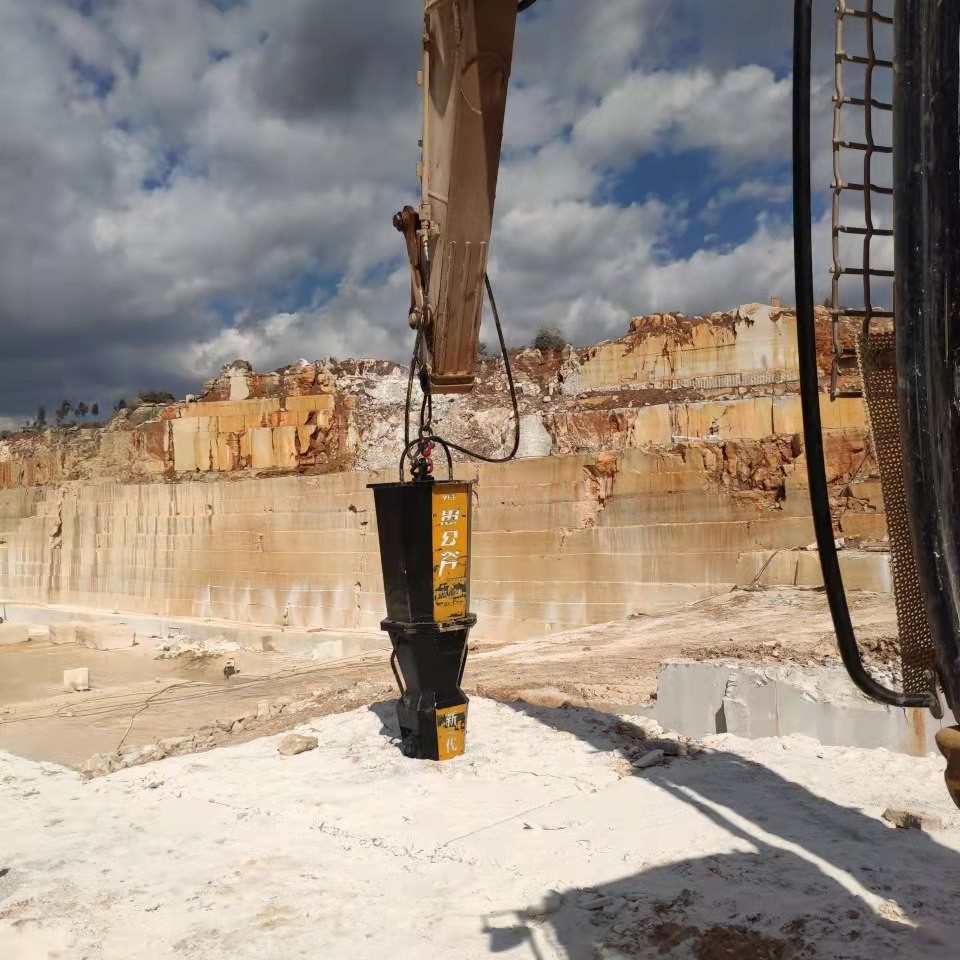 挖机改液压劈裂机  矿山开采代替爆破开石设备