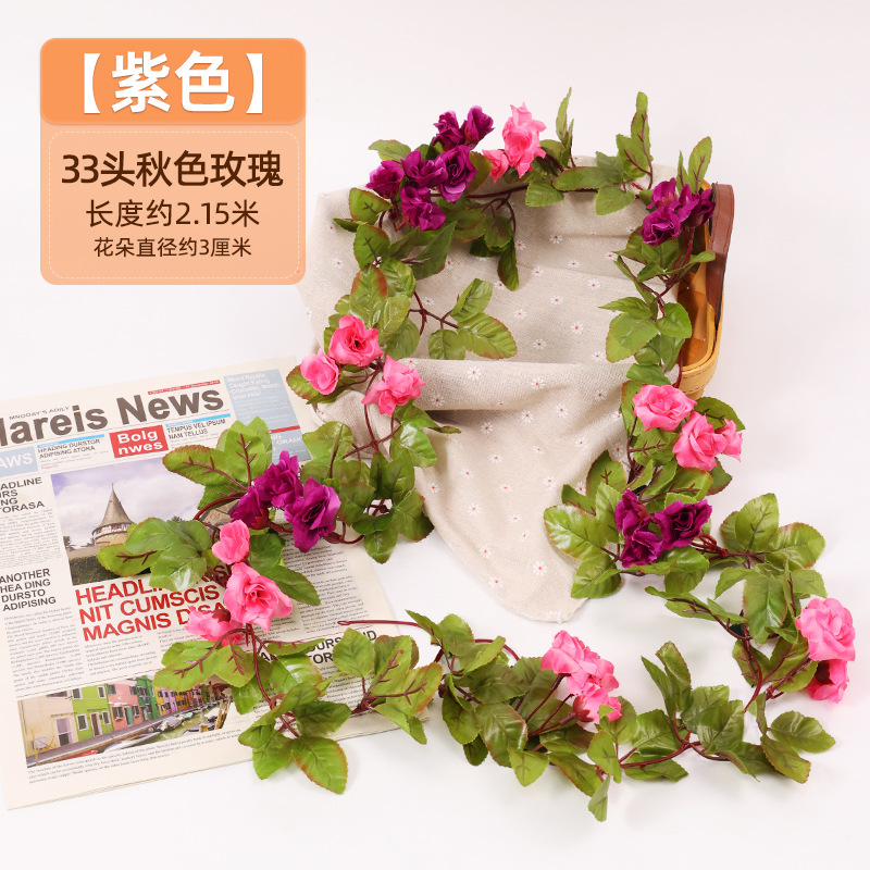 Simulación de flores falsas rosas de caña colgando la pared tubería de drenaje envuelta hoja verde que cubre la parte superior de la decoración de boda de plástico