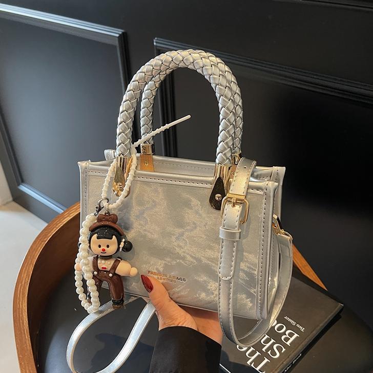 Bolso cuadrado pequeño de mano popular transfronterizo para mujer 2025 nuevo bolso de hombro casual simple bolso de mensajero de moda de alta gama