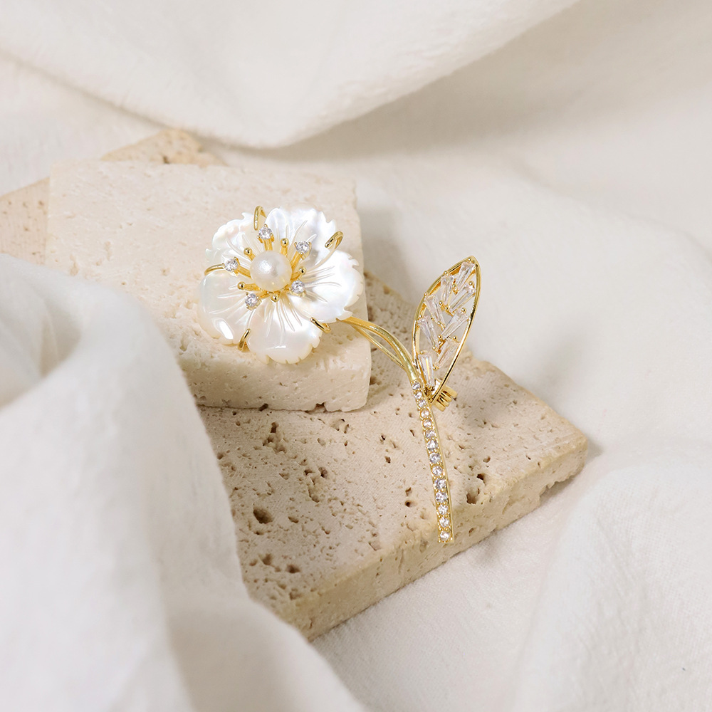 Accesorios DIY flor de conchas naturales broche de cobre dorado de piedra elegante broche de perla pecho soporte vacío image 4
