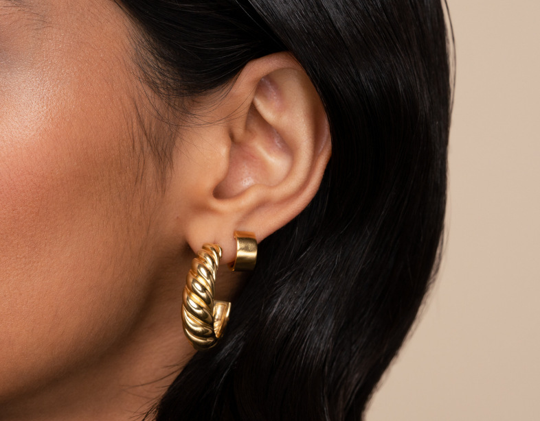 E107ns New Titanium Steel Gold-plated Twist Hoop Earrings Fashionable 18k Gold-plated Horn Round Earrings display picture 8