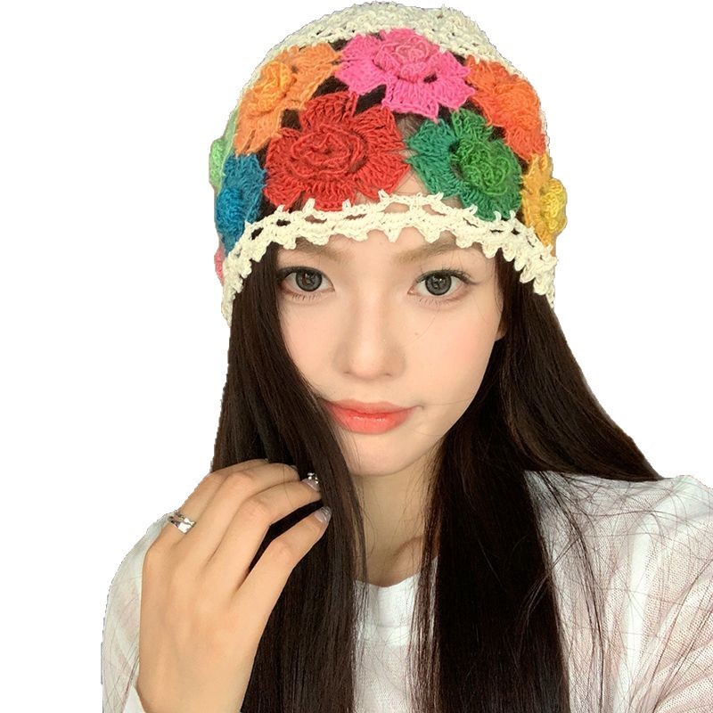 甘くて、透かし彫りの花の帽子をかぶっています。|undefined