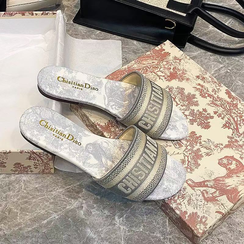 2025 primavera y verano nuevas zapatillas para mujeres con zapatillas de cuero plana en la moda d letras bordadas zapatillas frías