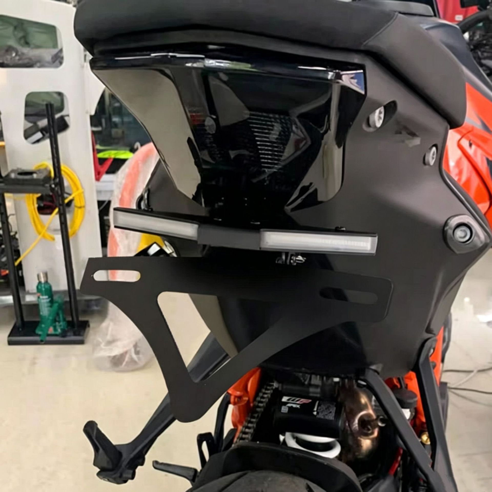 Suitable for 20-25 models of KTM1290Duke, modified folding short-tail integrated license plate holder with LED sequential turn signals