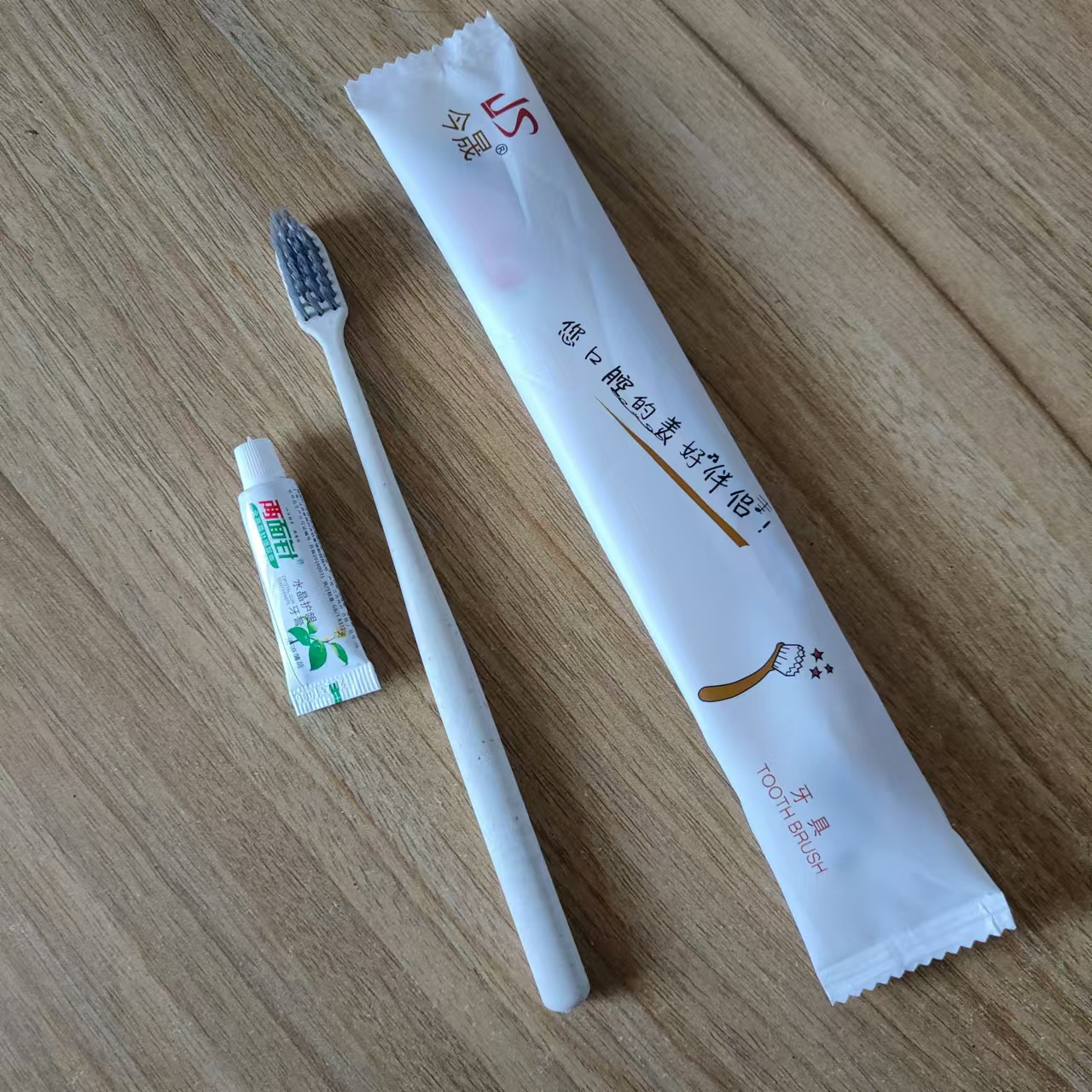 Hotel cepillo de dientes de cabeza ancha con pasta de dientes para huéspedes domésticos desechables para huéspedes dientes de pelo suave para artículos de higiene de hotel
