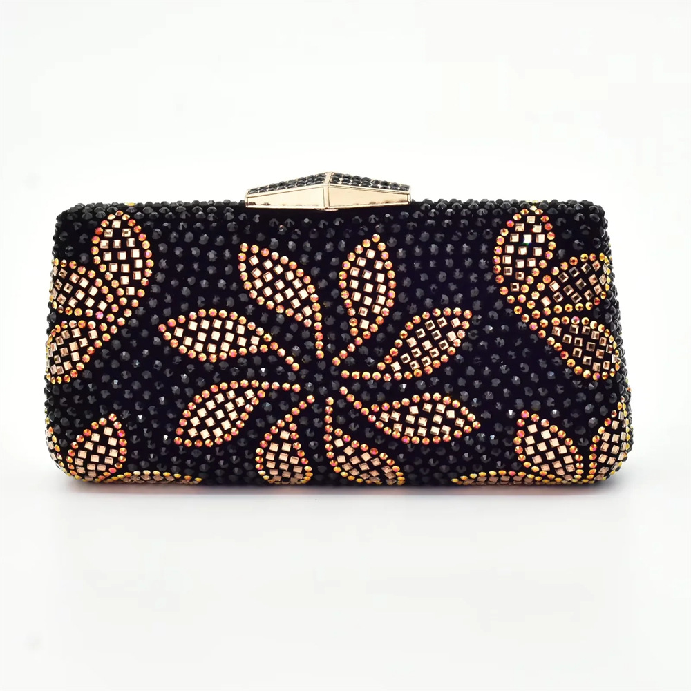 Vintage strasszokkal díszített női magassarkú cipő hozzáillő clutch stílusú vacsorához való öltönnyel_voghion.com