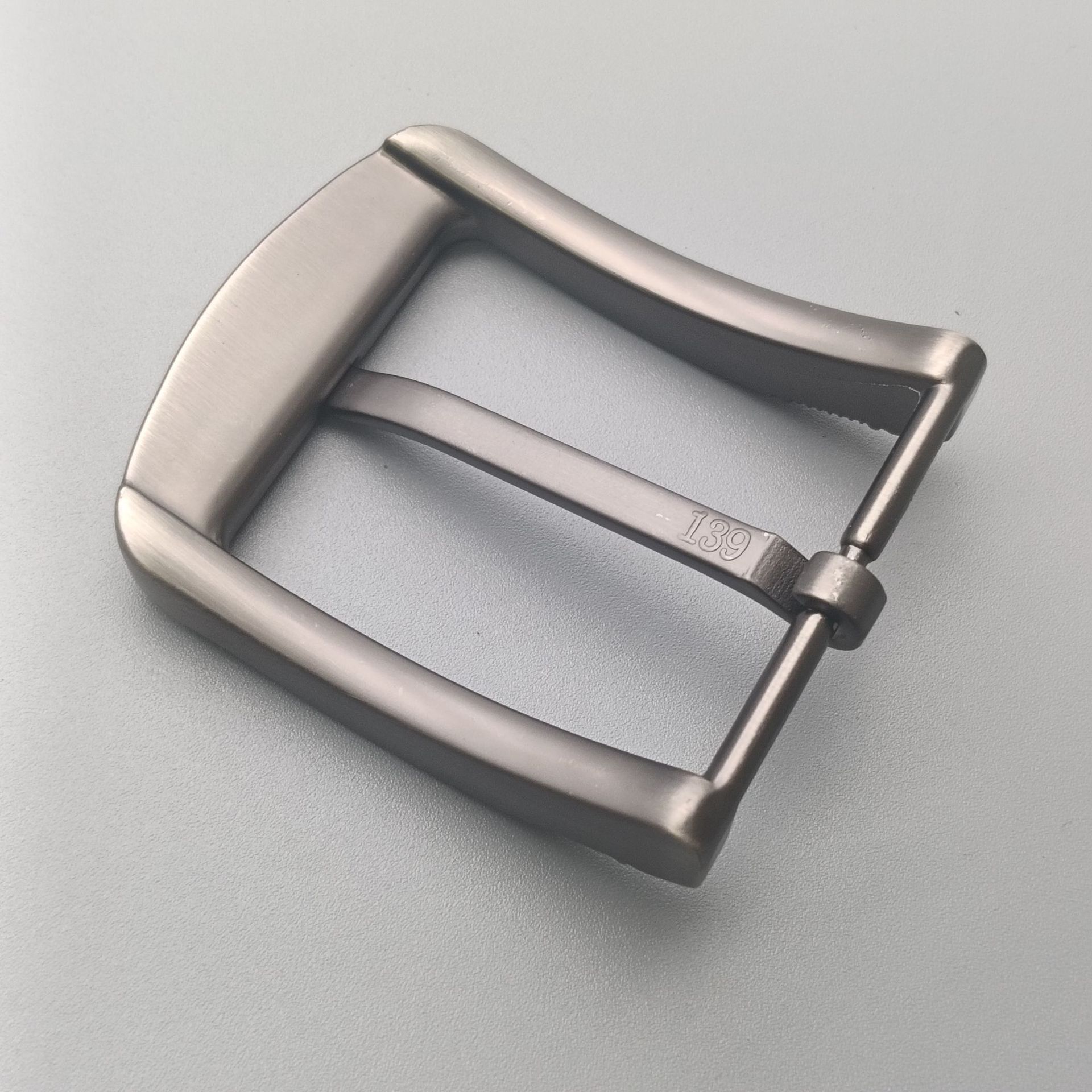 Comercio exterior al por mayor cinturón de aleación para hombres de alta gama hebilla 4.0 cinturón hebilla tipo aguja pistola de cuero dibujo negro