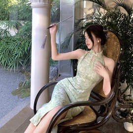 新中式国风清冷感绿色改良旗袍性感风情万种绝美挂脖连衣裙女夏季