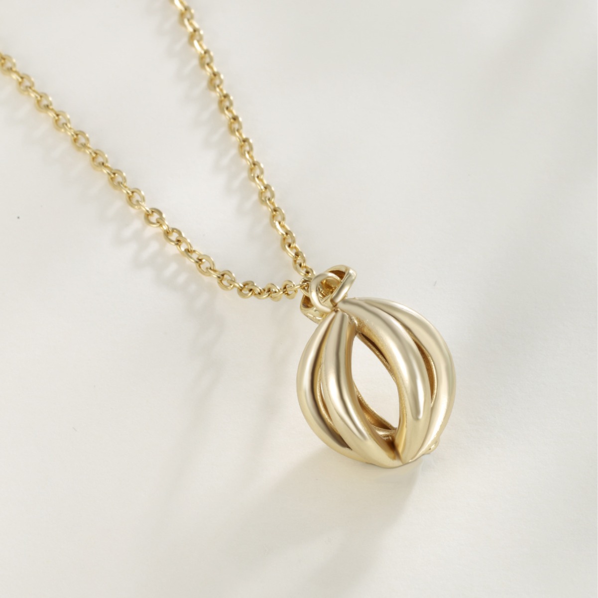 Xuping aleación de cobre chapado en oro brillante collar de colgante lingüístico femenino europeo y americano colgante de temperamento de oro simple al por mayor