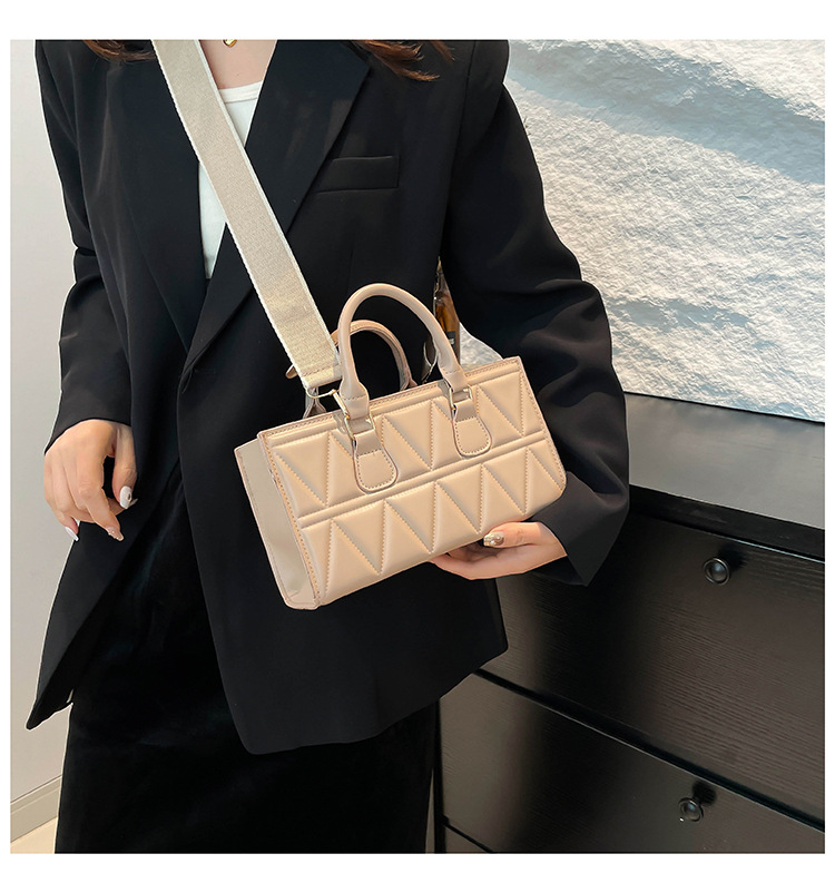 Women's Small PU Solid Color Elegant Streetwear Plaid Square Zipper Square Bag display picture 18