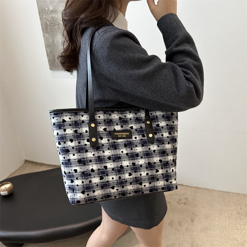 Bolsos para mujer 2024 nuevo bolso de alta capacidad popular de este año bolso de viaje casual de un solo hombro de otoño e invierno de todo fósforo