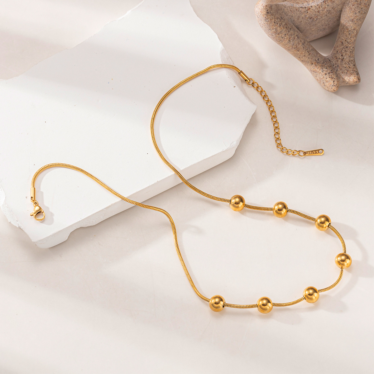 Taena collar de acero inoxidable europeo y americano, lujo ligero, cadena de alta calidad, cuentas redondas para mujer, cadena de clavícula de acero de titanio, joyería de explosión transfronteriza