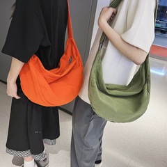 女性の韓国版のシンプルな純色のギョーザを包んで男の日韓とキャンプの大容量の学生のショルダーバッグのカップルのショルダーバッグを包みます。