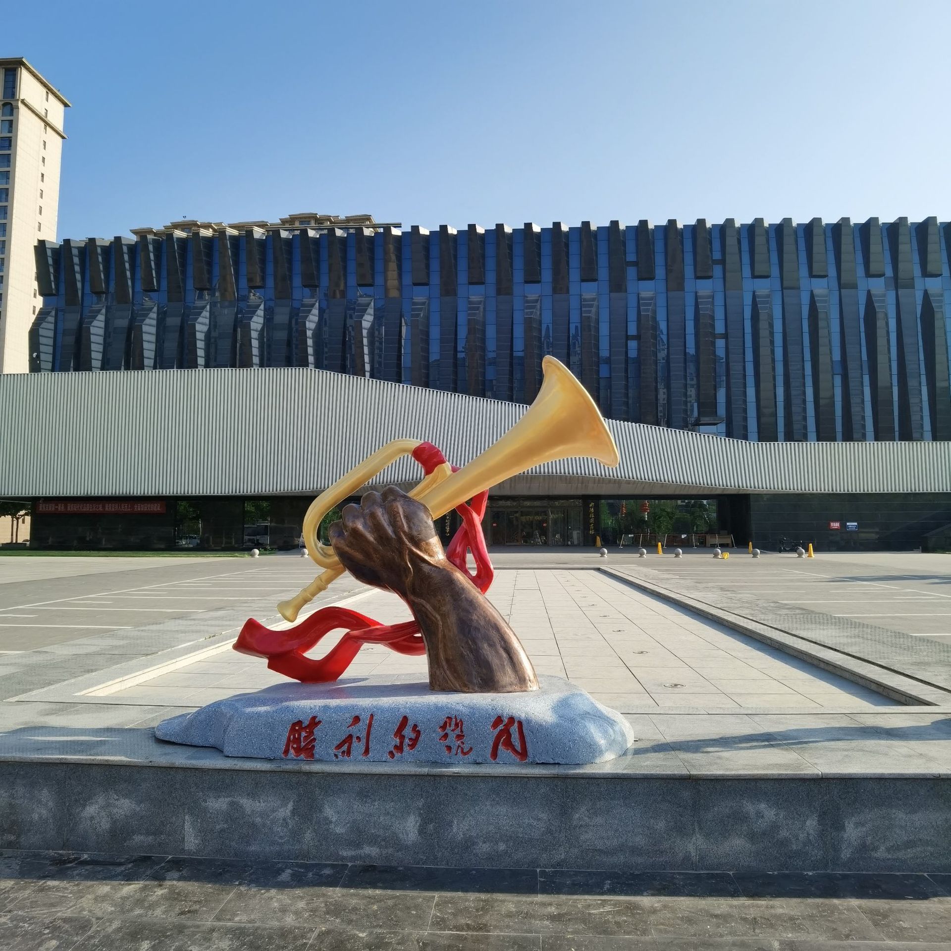 Figuras a caballo, esculturas de bronce, grandes adornos de caballos de bronce, carros Apolo de cobre, esculturas conmemorativas históricas del campus de FRP