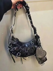 赤い本のネットの赤い同モデルの暗黒の百合のギャルの鼻のリングの車のカバンの片肩の斜めのショルダーのカバンの2023春夏の新しいです。