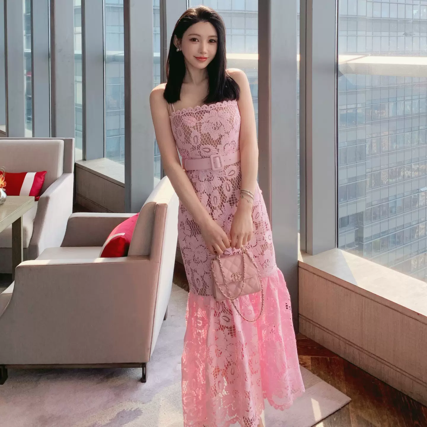 夏日多巴胺穿搭新款女装樱花粉色水溶蕾丝修身显瘦性感吊带连衣裙