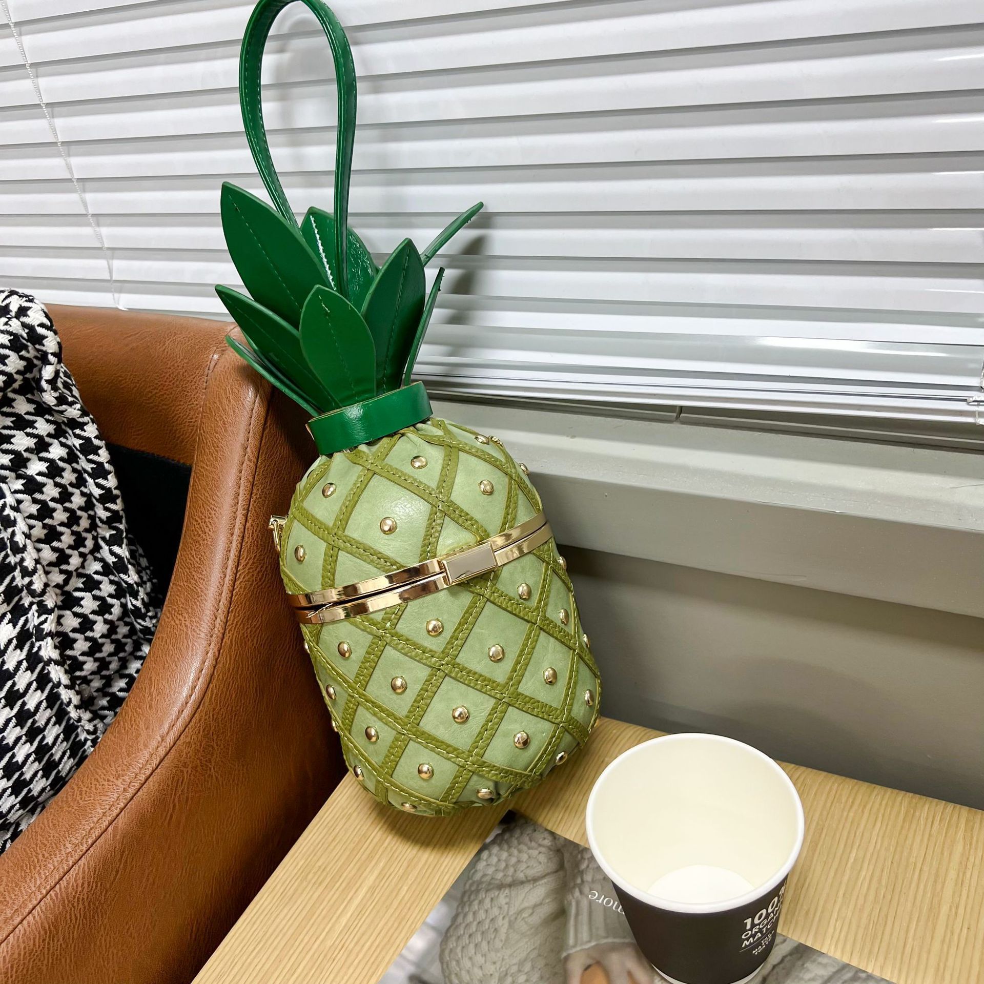 Borsa a tracolla a forma di ananas personalizzata con borchie_voghion.com