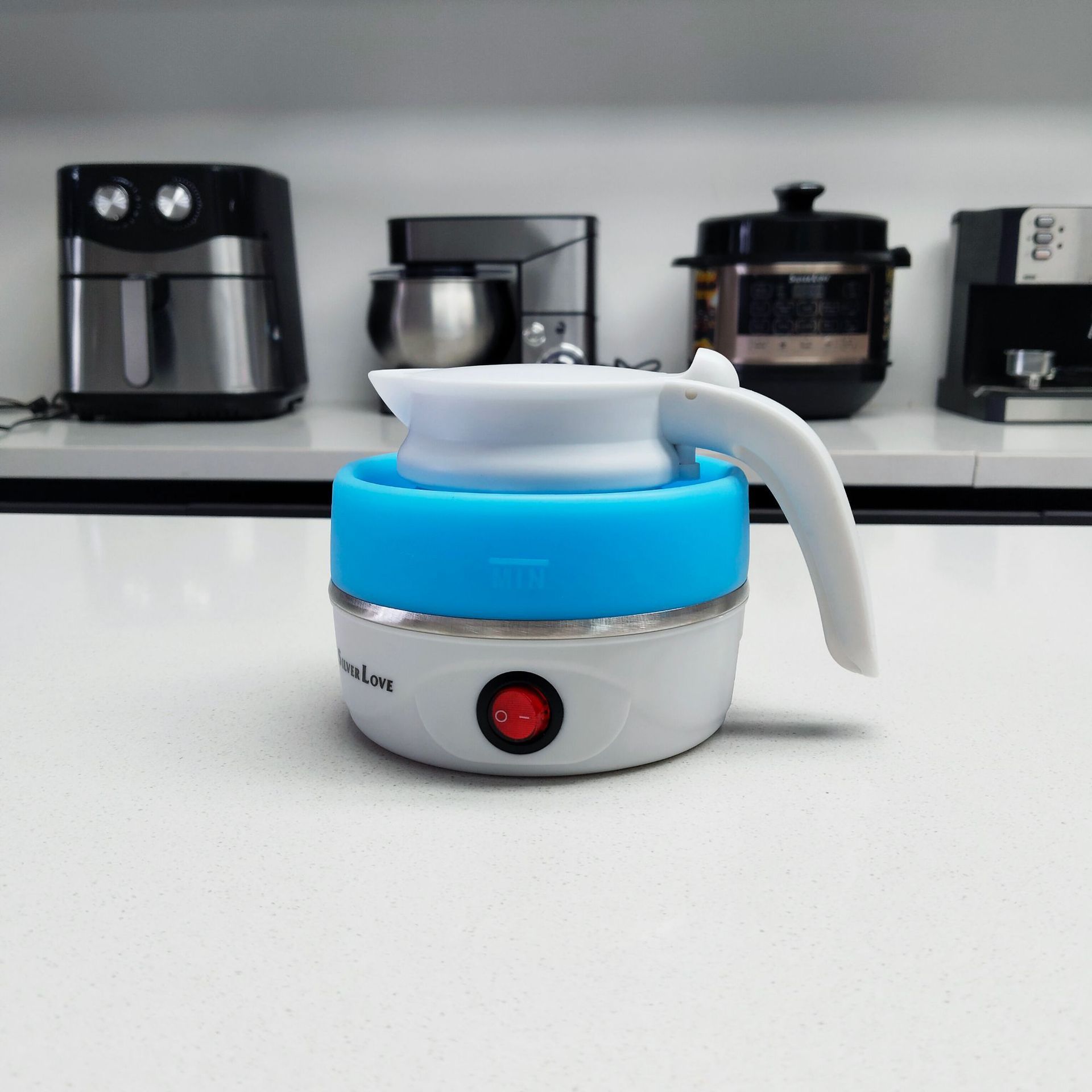 Comercio exterior exportación de hervidor eléctrico doméstico 0.6L hervidor de agua de pequeña capacidad hervidor de agua de alta potencia hervidor de agua plegable de plástico kettle