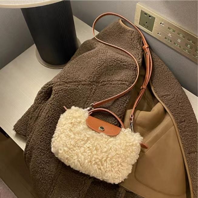 ラムウールクロスボディバッグ レディース 2025年秋冬新作 多用途 高級感 ニッチ ショルダーバッグ ハンドバッグ ファーバッグ