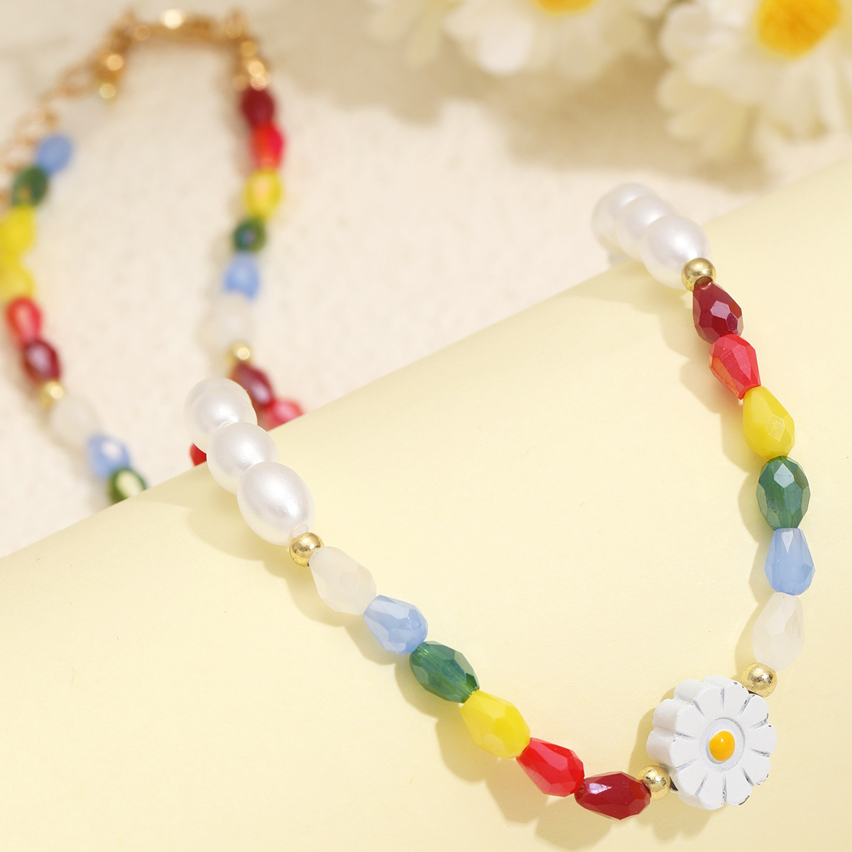 Nouveau collier de marguerite de perles de couleur dopamine, frais et mignon, design Xiaozhong d'été pour femme, chaîne de clavicule de haute qualité_voghion.com
