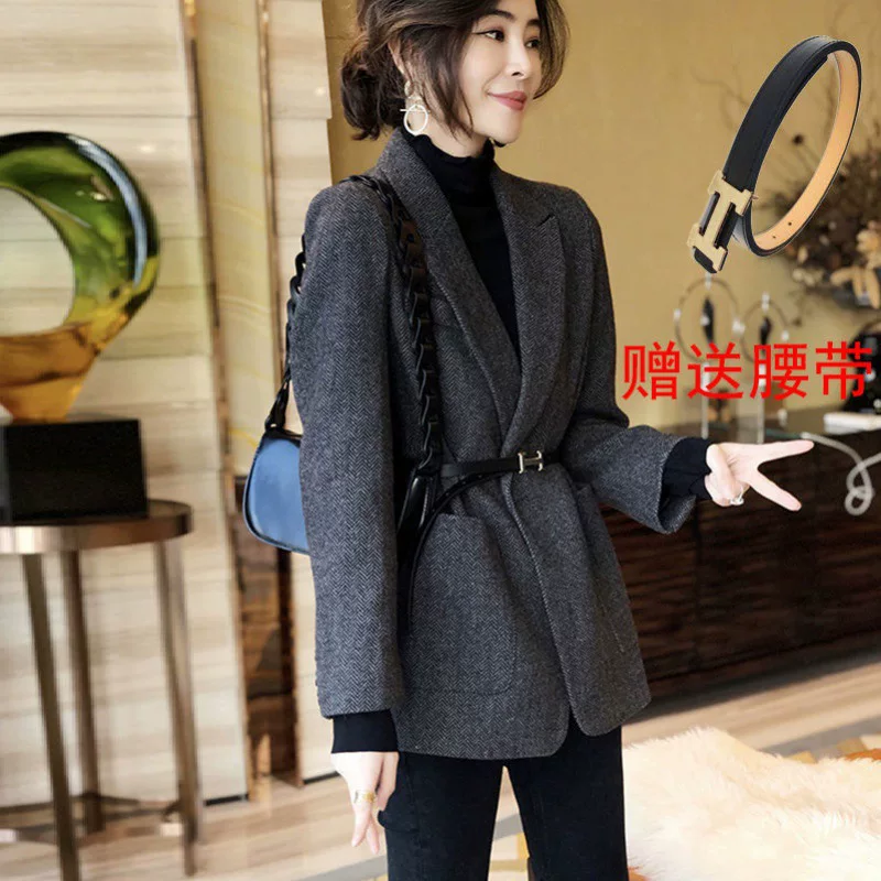 Demi-season fitted colored suit, European style, 2023 collection