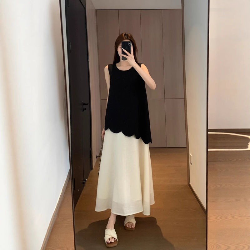 Thewow Is Lively and Playful, with a Light and Slimming Vibe + a Flowy, Loose-Fitting Faux Two-Piece Tank Dress Thewow Is Lively and Playful, with a Light and Slimming Vibe + a Flowy, Loose-Fitting Faux Two-Piece Tank Dress