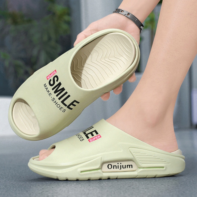 2025 zapatillas para hombres, parejas de verano, uso externo, letras de tendencia resistentes al desgaste, desodorantes para el hogar, sandalias y zapatillas para hombres, mujeres