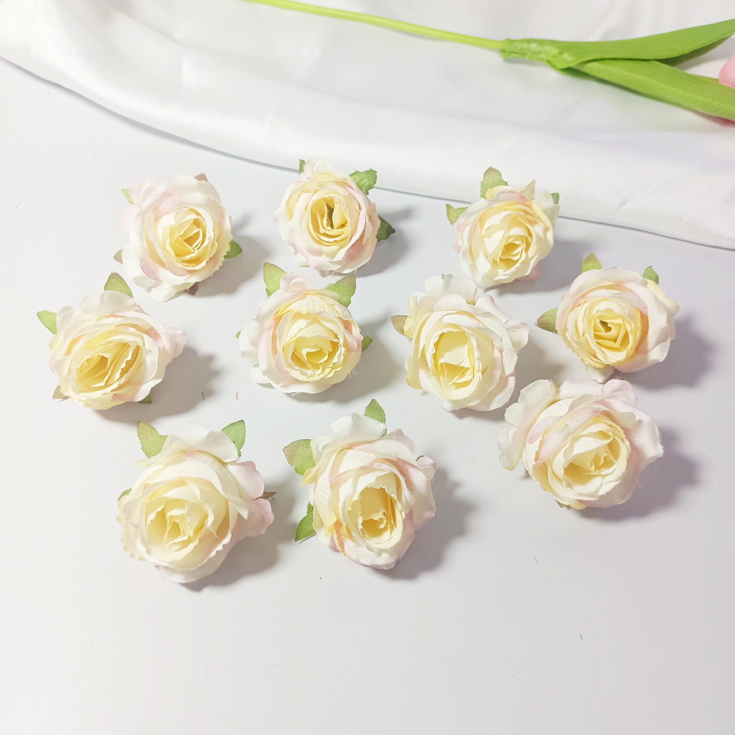 흰색 분홍색 가장자리