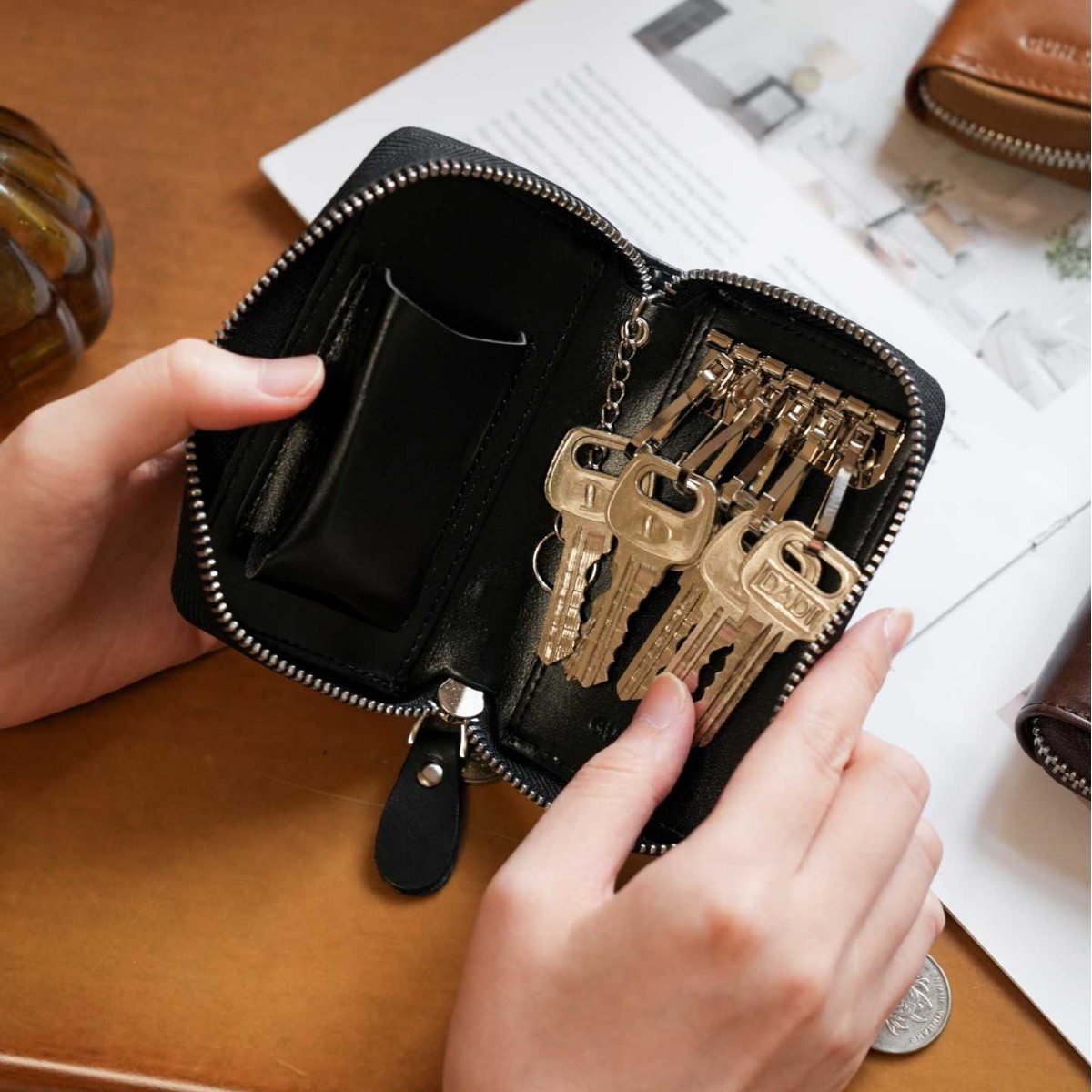 Cross-border key case, large capacity, made of top-grain leather, suitable for business and home use, simple design, with zipper and belt loop, car key protector, for men