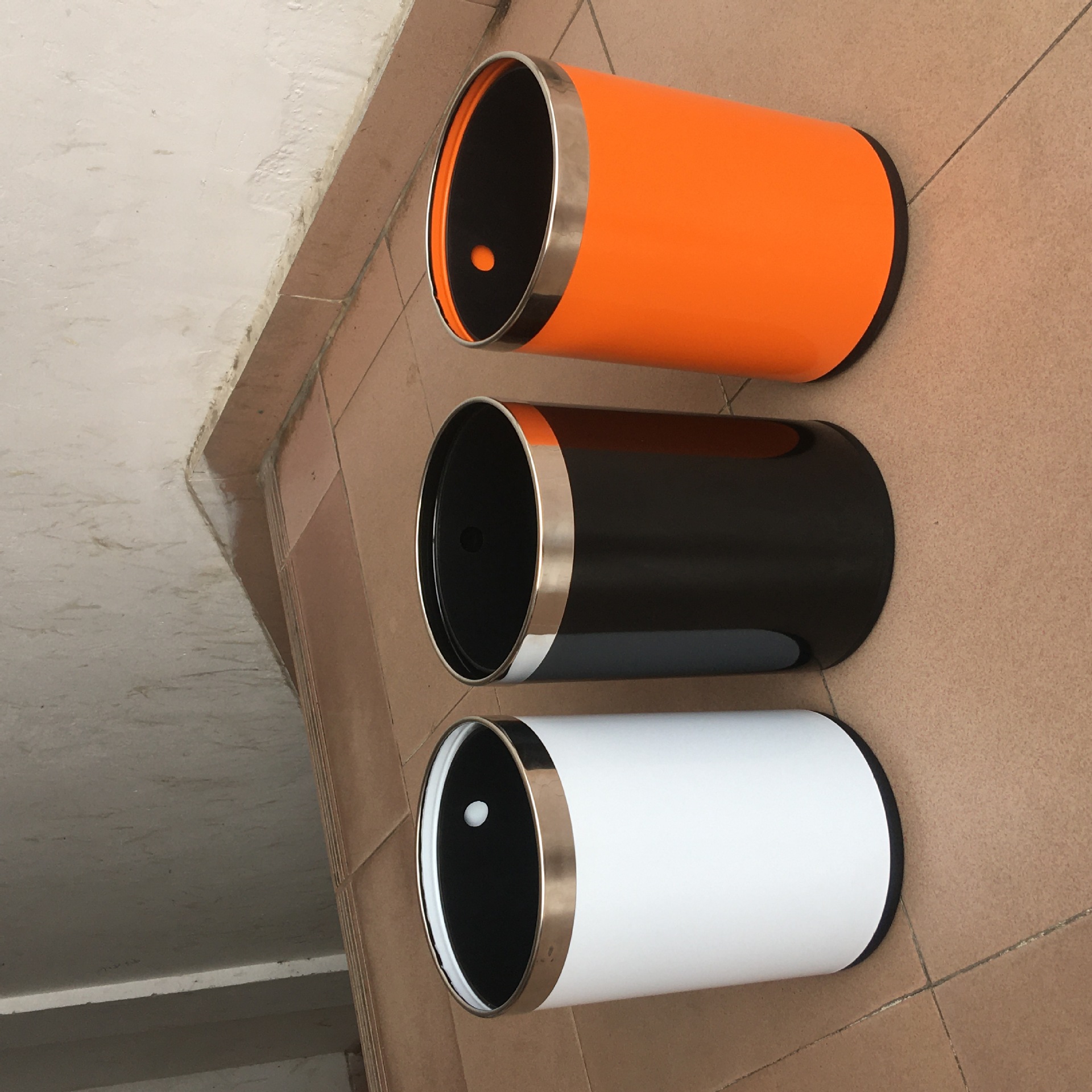 Cubo de ceniza de estilo de Hong Kong caja de fruta cesta de papel higiénico de mano Cubo de basura de acero inoxidable de doble capa retardante de llama