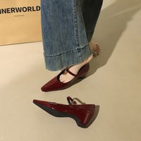 761 French pointed patent leather Mary Jane shoes with a sloping heel and a straight buckle with a shallow mouth, suitable for commuting. Single shoe