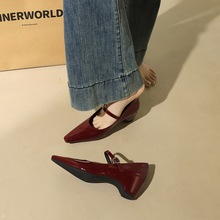 761 French pointed patent leather Mary Jane shoes with a sloping heel and a straight buckle with a shallow mouth, suitable for commuting. Single shoe