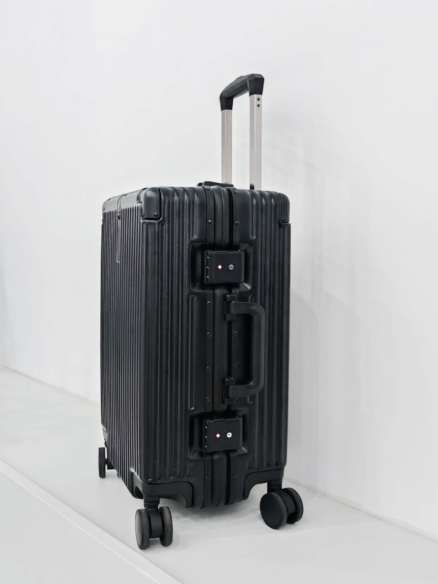 Vali nhựa ABS khung nhôm 22 inch có móc treo trước, bánh xe đa hướng, khóa TSA chi tiết 10