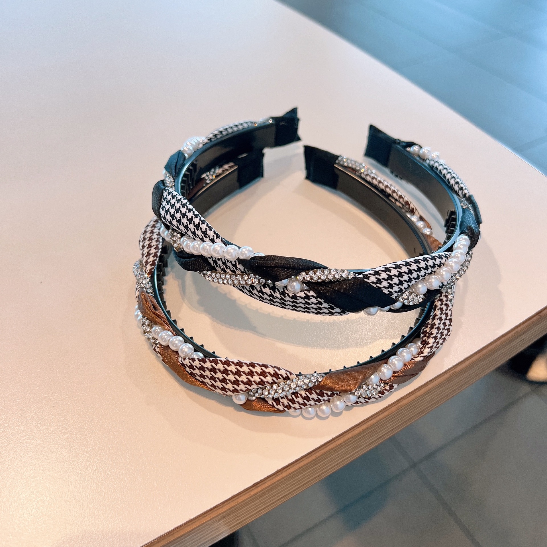 韓版氣質網紅款～高質感帶齒防滑水鑽千鳥格麻花頭箍發卡飾品女