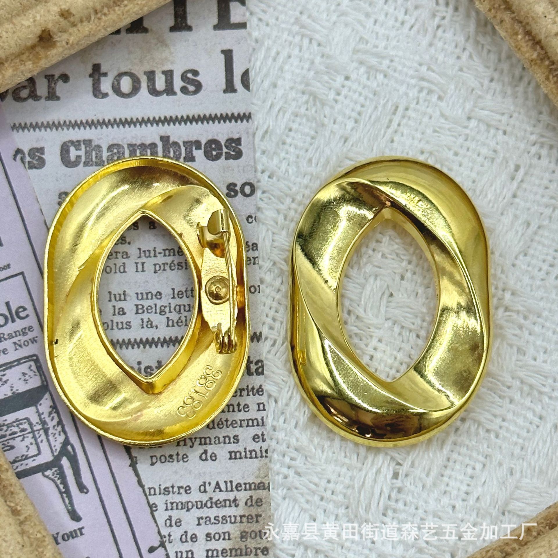 Fashionable glossy geometric design creative brooch