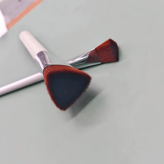面部腮红刷三角形软毛不扎脸多功能化妆刷面部美妆刷不吃粉易上妆