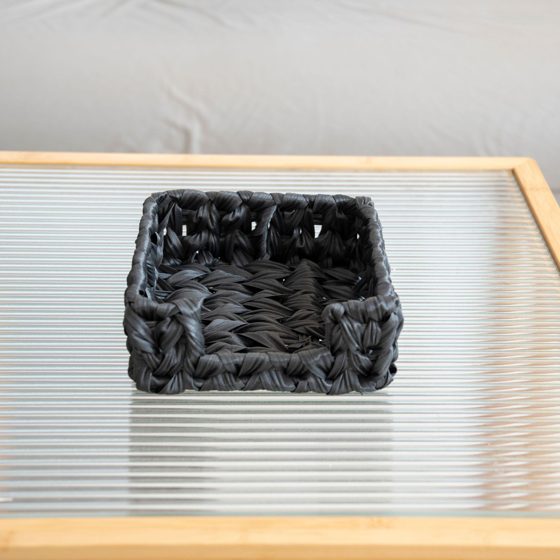 Fábrica directa venta caliente tejido de caña de plástico canasta de almacenamiento de cosméticos de escritorio canasta de almacenamiento de baño canasta de almacenamiento impermeable a prueba de humedad