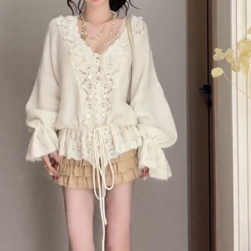 慵懒风灰色V领抽绳针织衫女2025新款超好看镂空钩花斜肩露肩上衣|undefined