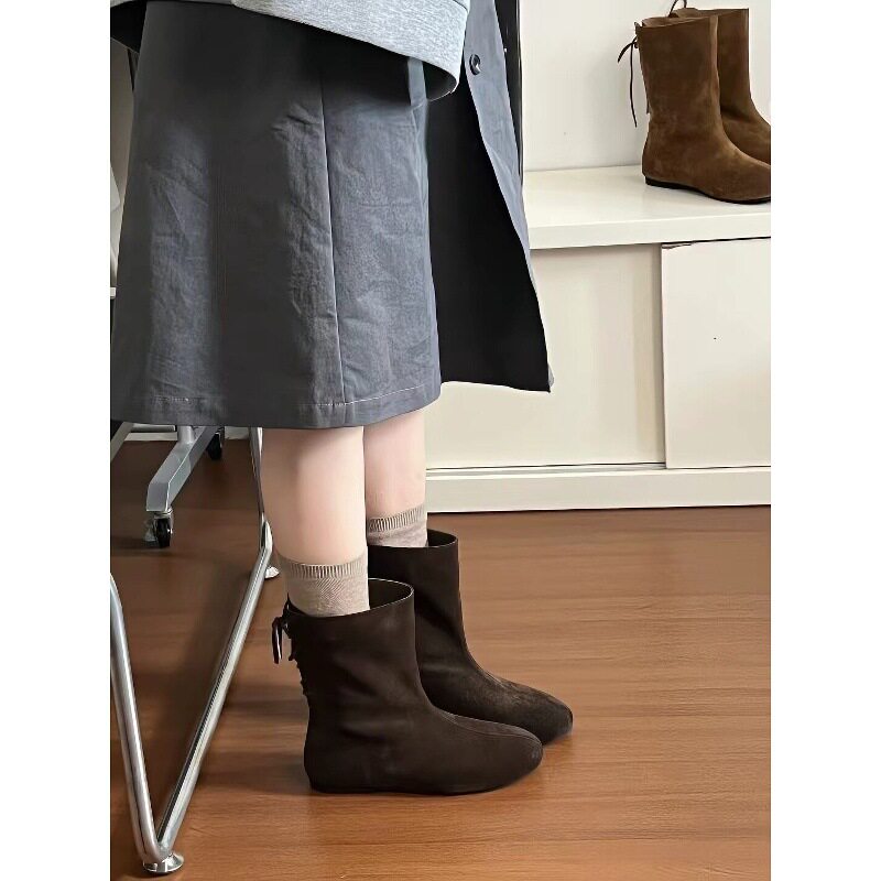 Bốt ngắn nữ da lộn mũi tròn buộc dây phía sau, đế bệt thoải mái — màu kaki, nâu sẫm