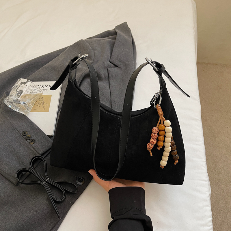 Bolsa de camisa de seda retro, bolsa de brazo de mujer 2025, otoño y invierno, nueva moda, bolso de hombro al por mayor.
