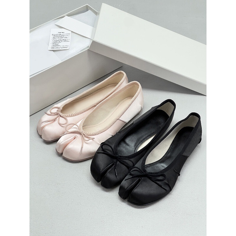 Pure Original M6 Retro Silk Satin Tabi Split-Toe Shoes for Women 2026 New Flat Pleated Ballet-Style Shallow Mouth Single Shoes