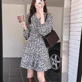碎花连衣裙大码女胖mm一片式遮肚子显瘦梨型身材穿搭绑带收腰短裙