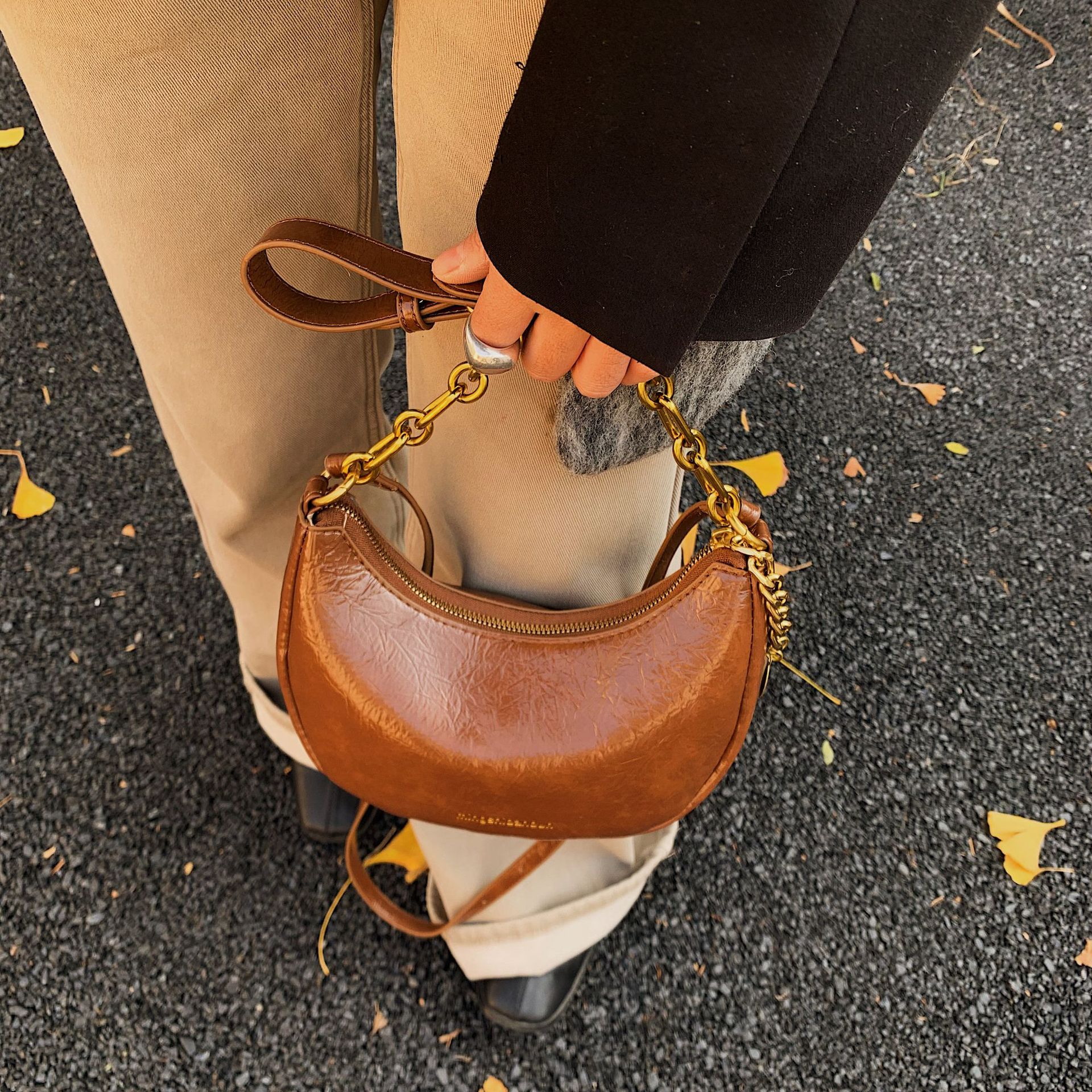 Bolsa de media luna de aire de alto nivel, bolsa de brazo para mujeres 2025, nuevo invierno de moda universal, cadena de hombro, bolsa de tramo inclinada