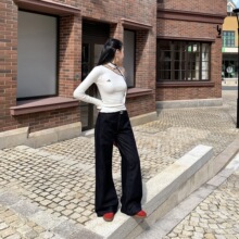 26���ļ��¿�ڽ�ɫ����ɫ����ͷ��Ƶ�������ţ�п�Ůͼ������