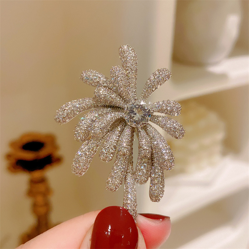 Glam Luxurious Flower Copper Women's Brooches display picture 2