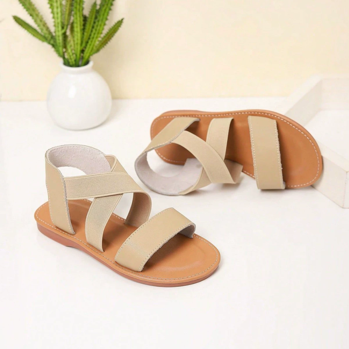 Трансграничная внешняя торговля ретро с плоским дном римских сандалий