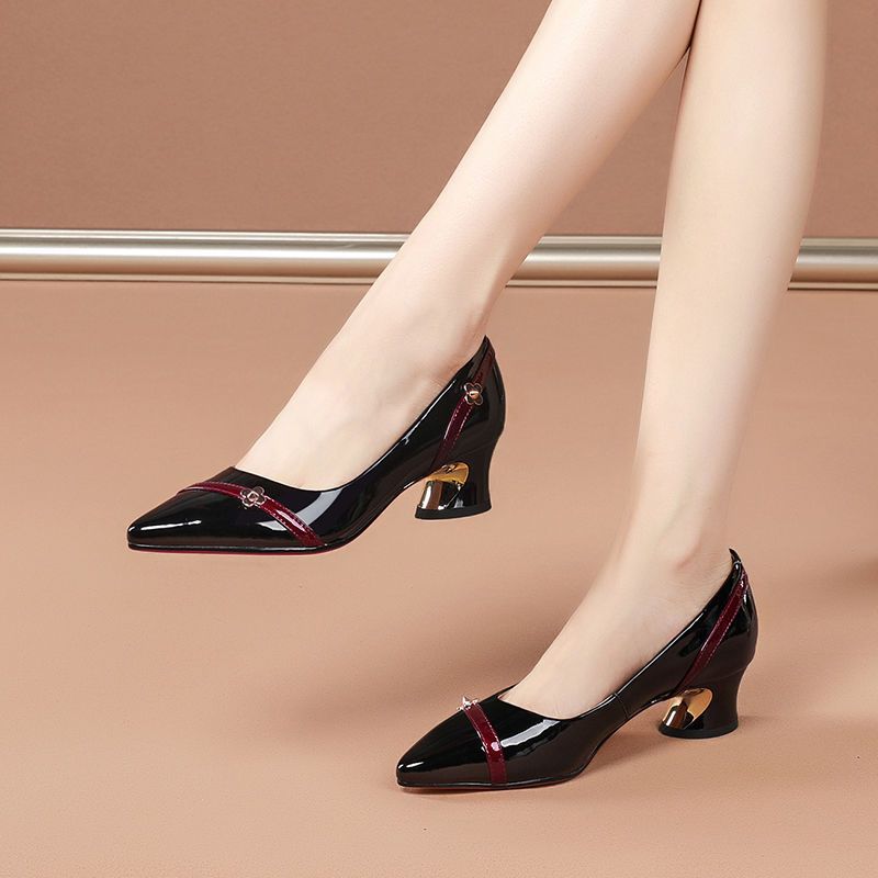 Zapatos de una sola capa de cuero suave Talón medio de tacón grueso versátil 2023 primavera y verano nuevo fondo suave boca baja profesional cómodo señaló zapatos de mujer