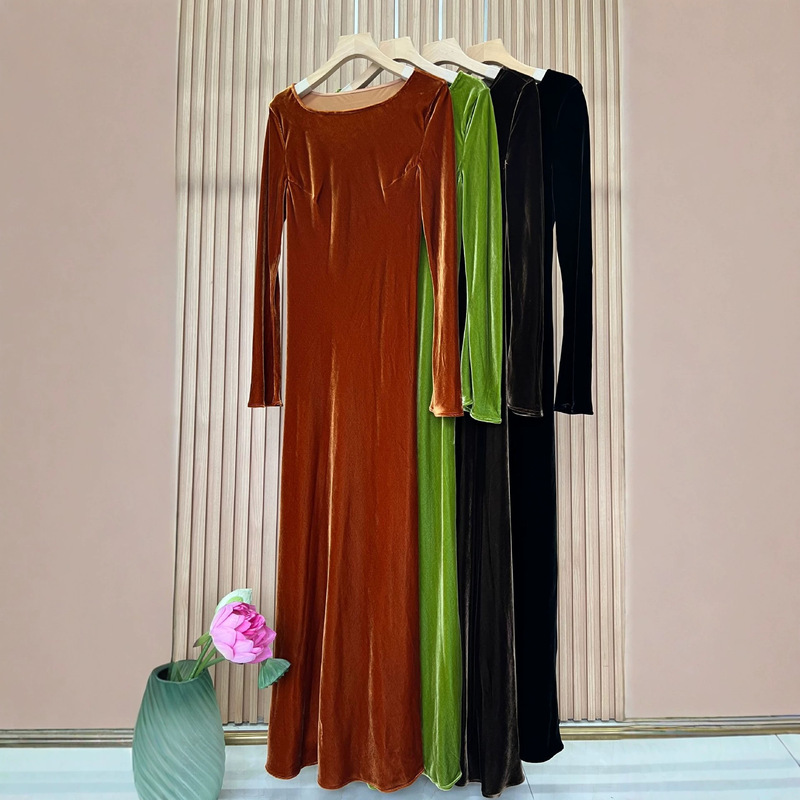 9221 Autumn New Collection: Elegant and refined long dress with a round neckline and a slim fit, made from mulberry silk velvet. Sizes S-XXL. No returns or exchanges 9221 Autumn New Collection: Elegant and refined long dress with a round neckline and a slim fit, made from mulberry silk velvet. Sizes S-XXL. No returns or exchanges