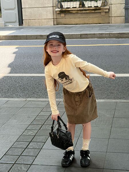 Autumn girl's skirt for leisure