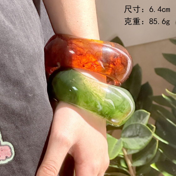 With its resin oval wide version geometric arc resin vignetting brown bracelet spring and summer European and American style bracelet